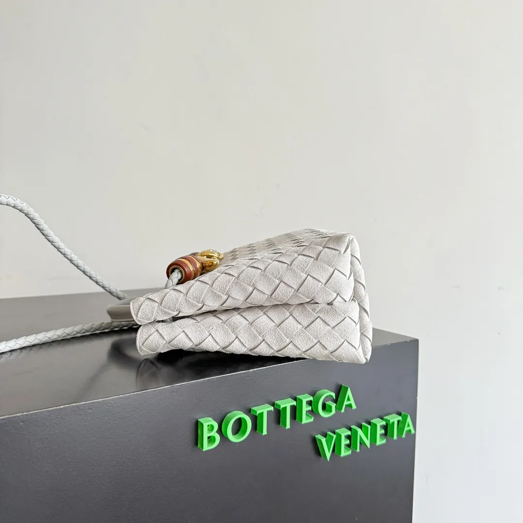 The new Andiamo batch of 3060 BV is shipped‼ ️The classic intercciato weaving process is used to create a soft bag, the metal knot is made of micro-cast aluminum using jewelry technology🪢, and the decorative beads are made of metal and hand-polished oak, allowing you to jump repeatedly between elegance and fun💃, making it unpredictable. Classic and versatile, it shows off your temperament, and the bag has a large capacity, making it very convenient for daily commuting! It has a variety of carrying methods, the shoulder straps can be adjusted by yourself, the original lambskin feels soft and delicate, and the unisex style breaks gender boundaries and brings a more practical and long-lasting use experience. The Andiamo, which has both elegant and casual styles, perfectly interprets the "fashionable old money style". Style number: 743568+wood hardware Color: suede silver gray Size: 25*22*10.5cm